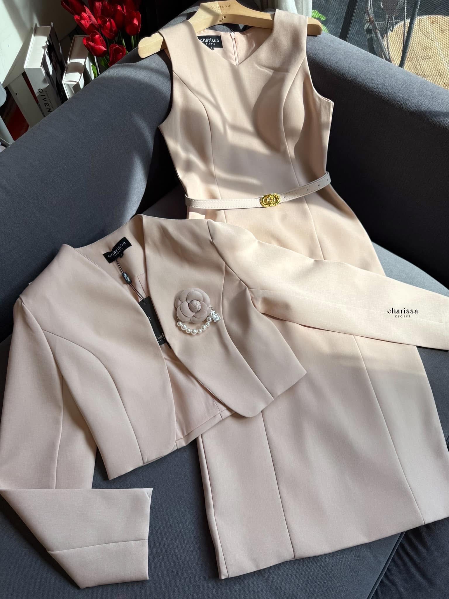 Set 4 ชิ้น เดรส เสื้อคลุม เข็มกลัด และเข็มขัด เดรสทรงสอบมาพร้อมเสื้อครอป เข็มขัด แถมฟรีเข็มกลัดดอกไม้ ใส่สบาย : สินค้าคุณภาพ (พร้อมส่ง)