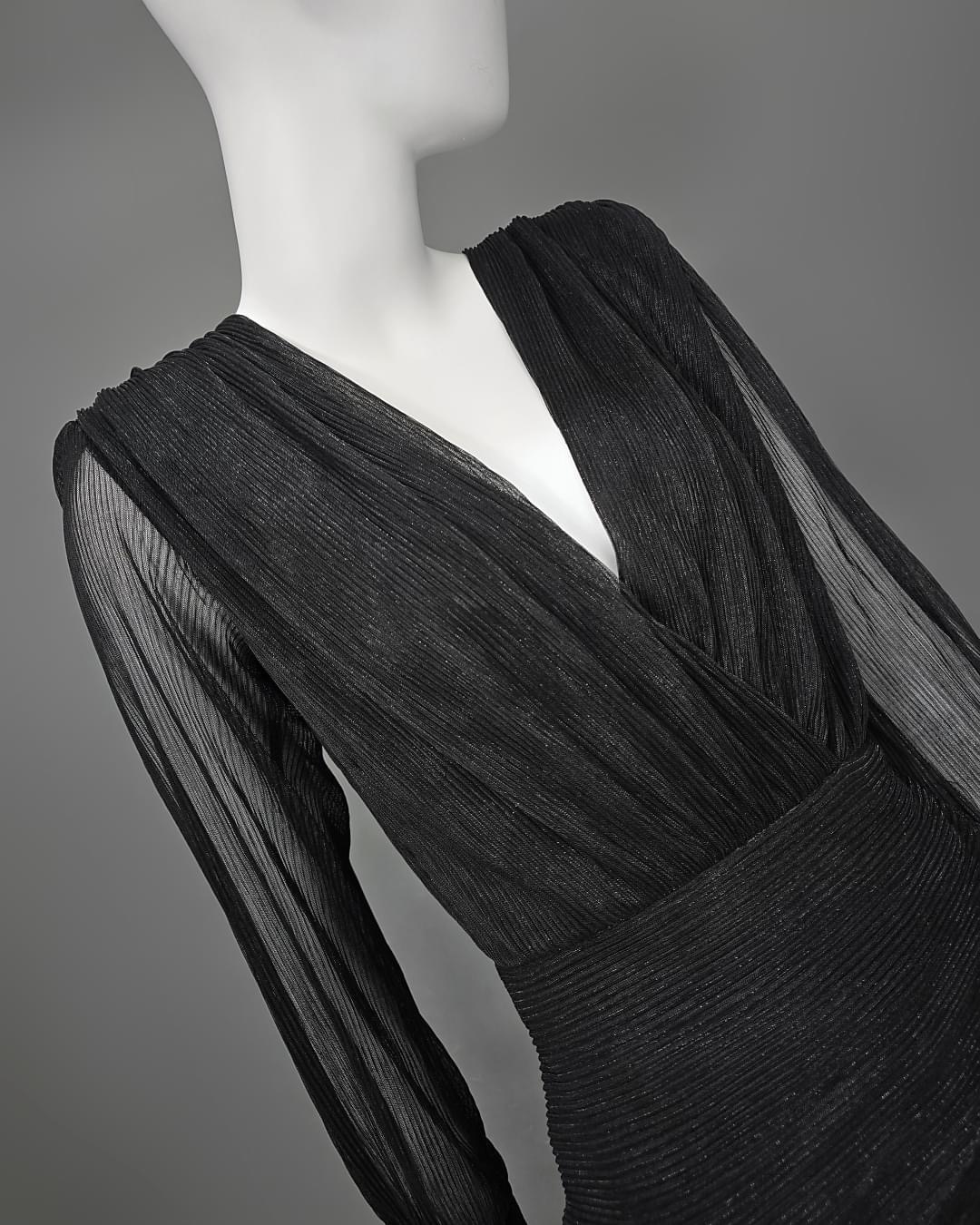 แม็กซี่เดรสเสื้อคอวีป้าย แขนยาวเสริมไหล่ กระโปรงจับเดรปย่นเข้ารูปตรงสะโพก ต่อชาย กระโปรงบาน ผ่าหน้าขา ใส่สบาย : สินค้าคุณภาพ (พร้อมส่ง)