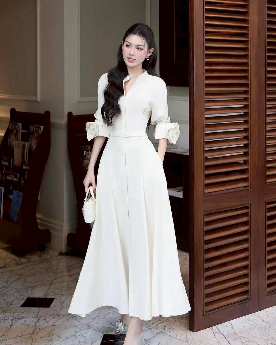 Maxiเดรสคอจีนแขนยาว สีขาว ทรงสวย มีเข็มกลัดดอกไม้3Dดอกใหญ่ที่ปลายแขน เพิ่มมิติให้กับชุด ช่งกระโปรงพริ้วสวย ด้านหน้าแต่งกระดุมเรียงยาวใช้งานได้จริง และมาคู่เข็มขัดใส่ปรับเข้ารูปให้ทรงสวย ใส่สบาย : สินค้าคุณภาพ (พร้อมส่ง)