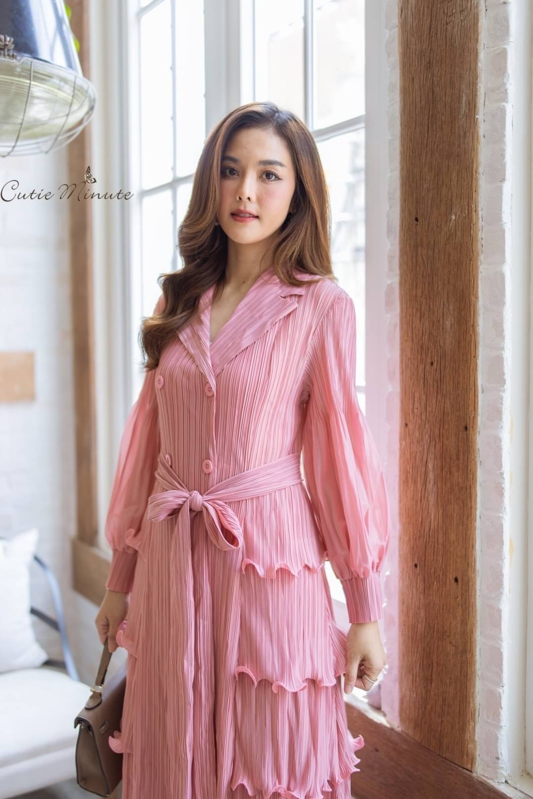 เดรสผ้าอัดพลีท งานแต่งดีเทลระบาย ด้านข้าง ปกคอเทเลอร์ มาพร้อมเชือก ผูก ชุดยืดหยุ่นได้ทั้งตัว ใส่สบาย : สินค้าคุณภาพ (พร้อมส่ง)