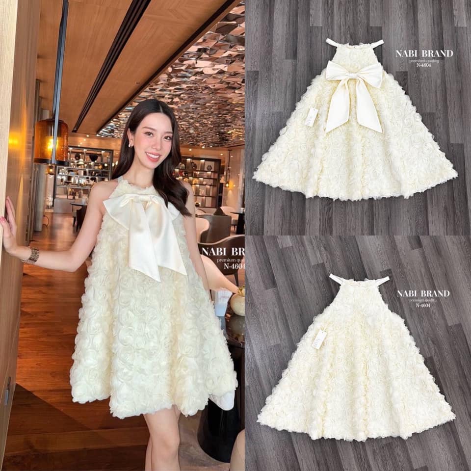 เดรสดอกไม้กุหลาบ 3D สีครีมหวาน แต่งสายโบว์แบบผูกด้านหลัง ชุดมีซับในอย่างดี งานซิบหลัง เพิ่มความGlam ด้วยเข็มกลัดโบว์ใหญ่ ใส่สบาย : สินค้าคุณภาพ (พร้อมส่ง)