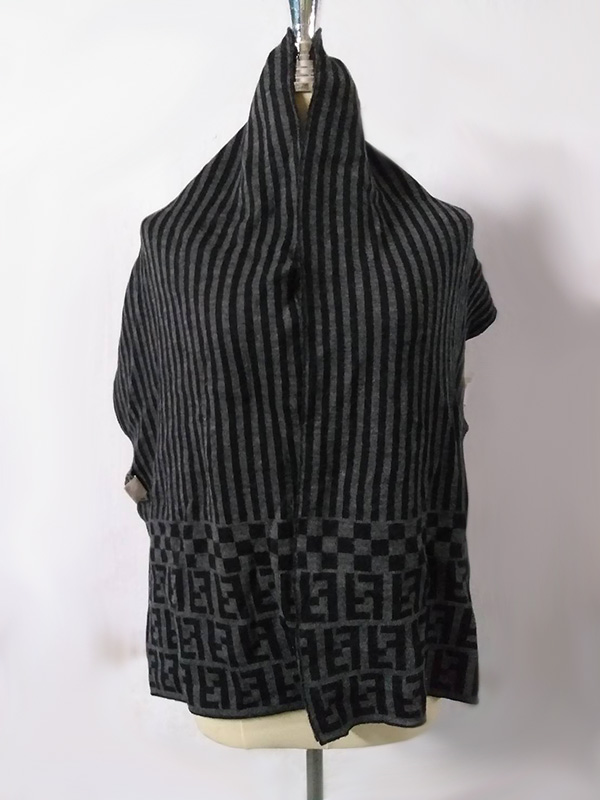 ผ้าพันคอขนสัตว์ FENDI แท้ สวยมาก ผ้าดีมาก