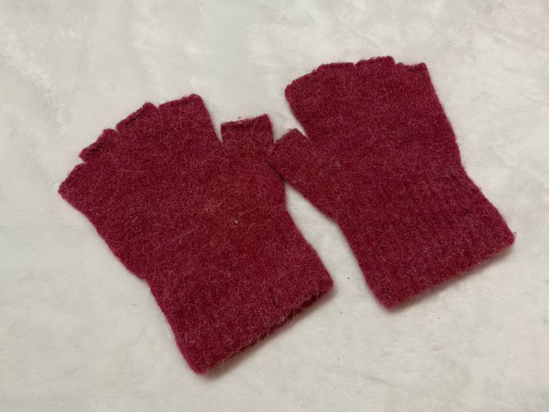 ถุงมือไหมพรมครึ่งท่อน (ของใหม่)