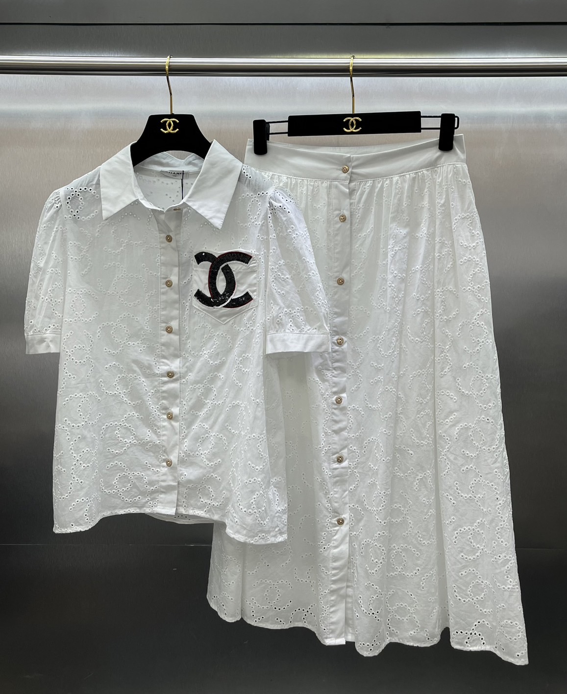 ชุดเซตเสื้อลูกไม้ฉลุ ลาย ปัก CC logo ผ้าสวยมาก ใส่เข้าชุดกระโปรง ผ้าลูกไม้ฉลุลาย ใส่เข้าชุด สวยเรียบหรู งาน ไฮเอ็น : สินค้าคุณภาพ (พร้อมส่ง)