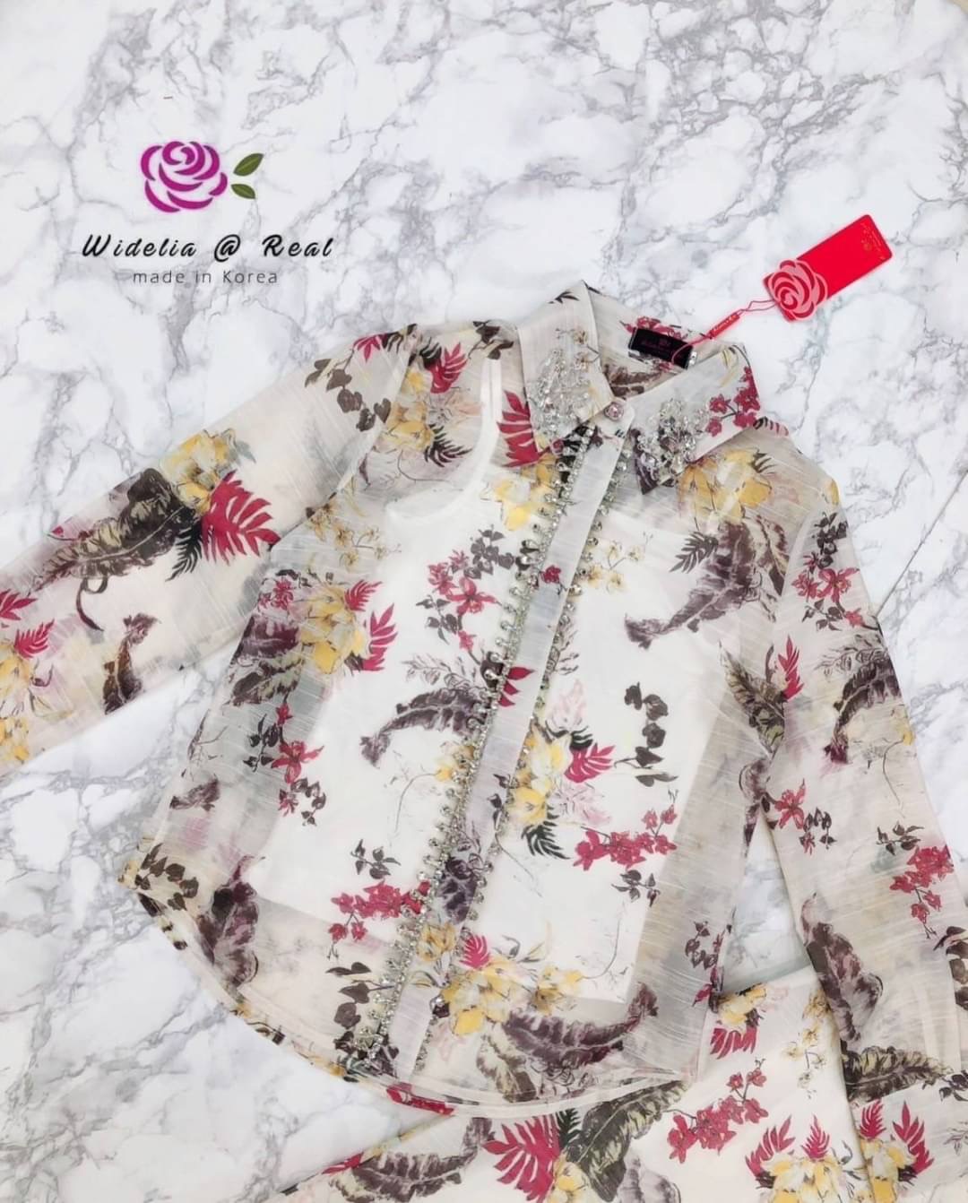 Set :: เสื้อแขนยาวตัวสวยทรงดี คอปกเชิ๊ตเก๋ ด้ายหน้าแต่งกระดุมเรียงแนวสวย พร้อมประดับเพชร ช่วงแขนยาวพองเป็นทรง มาเข้าชุดพร้อมกระโปรงตัวยาวทรงเอบานสวย สินค้าคุณภาพ (พร้อมส่ง)