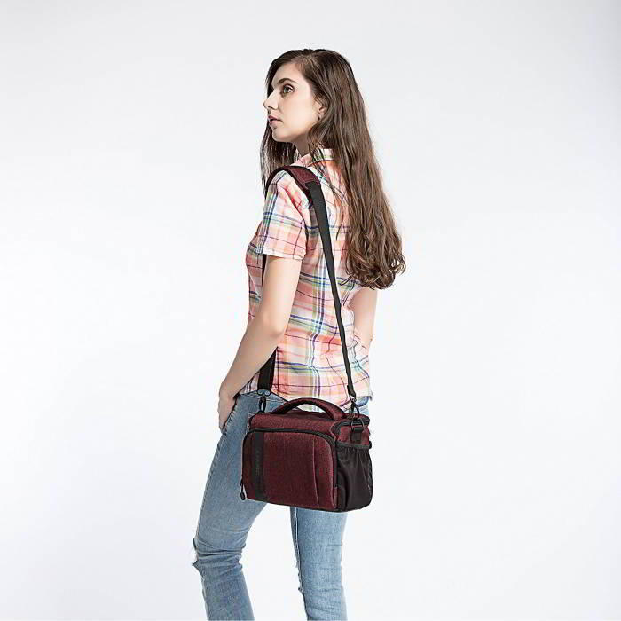 กระเป๋าใส่กล้องถ่ายรูป SLR/DSLR ขนาดกะทัดรัด พร้อมผ้าคลุมกันฝนหรือสิ่งสกปรก (สี Heather Red) (BAGSMART Compact Camera Shoulder Bag for SLR/DSLR with Waterproof Rain Cover)