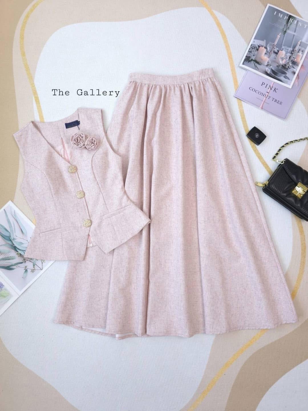 เซ็ต3 ชิ้น เสื้อทรงสวยเข้าเอวสุดๆแต่งกะดุมทองและเสริมฟองน้ำในตัว และกระโปรงยาว มาพร้อมเข็มกลัดดอกไม้เข้าชุด ใส่สบาย : สินค้าคุณภาพ (พร้อมส่ง)