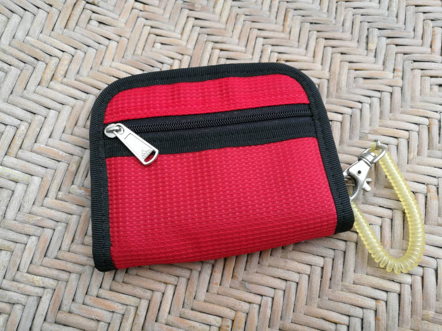 กระเป๋าสตางค์ adidas มีตะขอเกี่ยวเอวกางเกง (ของใหม่)