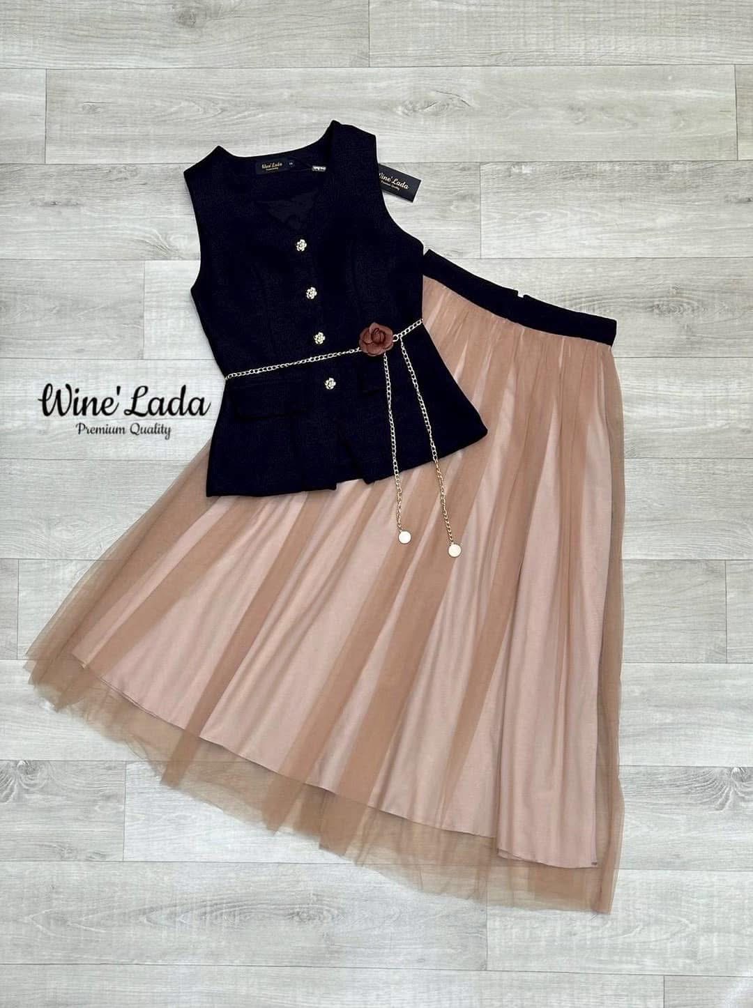 Set 4 Pcs. เช็ทเสื้อแขนกุดกระดุมหน้า เนื้อผ้ามีเทคเจอร์ มาพร้อมกระโปรงมุ้งสีเข้าเซ็ท มีเข็มกลัดดอกไม้และเข็มขัดโซ่ เพิ่มความลัคซู ทรงสวย เป๊ะ สวยหรู ดูแพง ใส่สบาย : สินค้าคุณภาพ (พร้อมส่ง)