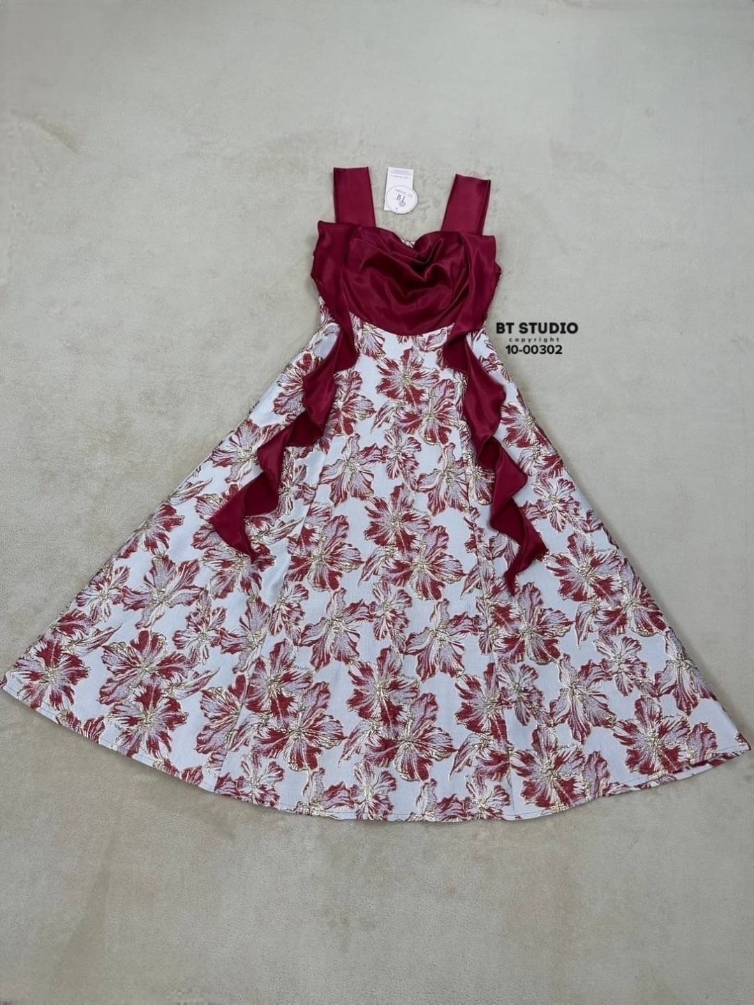 เดรสยาวสายเดี่ยวดีเทลแต่งระบายช่วงอกตรงกลางถ่วงด้านข้างแต่งระบายชายห้อย งานเนื้อผ้าซาตินตัดด้วยผ้าทอลายงานสวยเนื้อผ้าดีมีซับใน คัตติ๊งสวยมาก ใส่สบาย : สินค้าคุณภาพ (พร้อมส่ง)