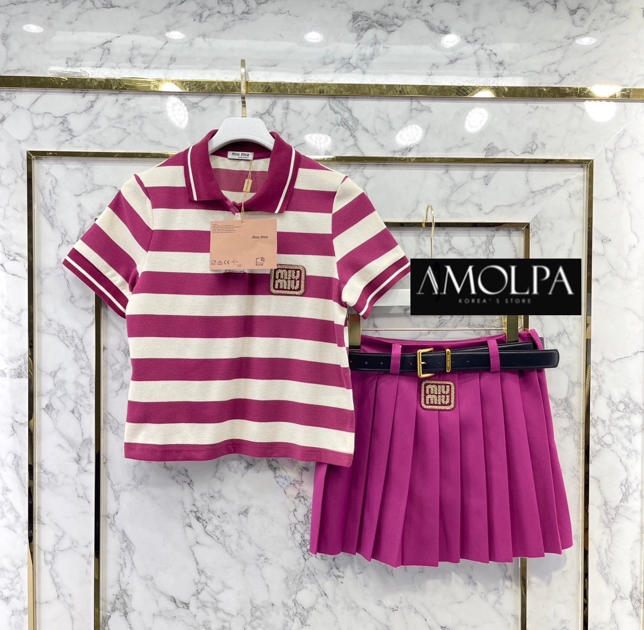 SET MIU MIU WITH BELT งานใหม่ 2024SS ตัวเสื้อเป็นคอปก MIU MIU แขนสั้น ปักMIUMIUที่หน้าอก มาพร้อมกระโปรงจีบรอบ Hi Shcool ใส่เข้ากันลงตัว + BELT ให้อีก 1 เส้น สินค้าคุณภาพ (พร้อมส่ง)