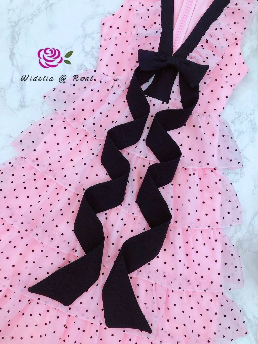 เดรสตัวยาว แขนกุด เนื้อผ้าลายจุด อกเย็บโบว์สีดำ ซิปหลัง ตัวเดรสเย็บระบายเป็นชั้นๆทั้งชุด ใส่สบาย : สินค้าคุณภาพ (พร้อมส่ง)