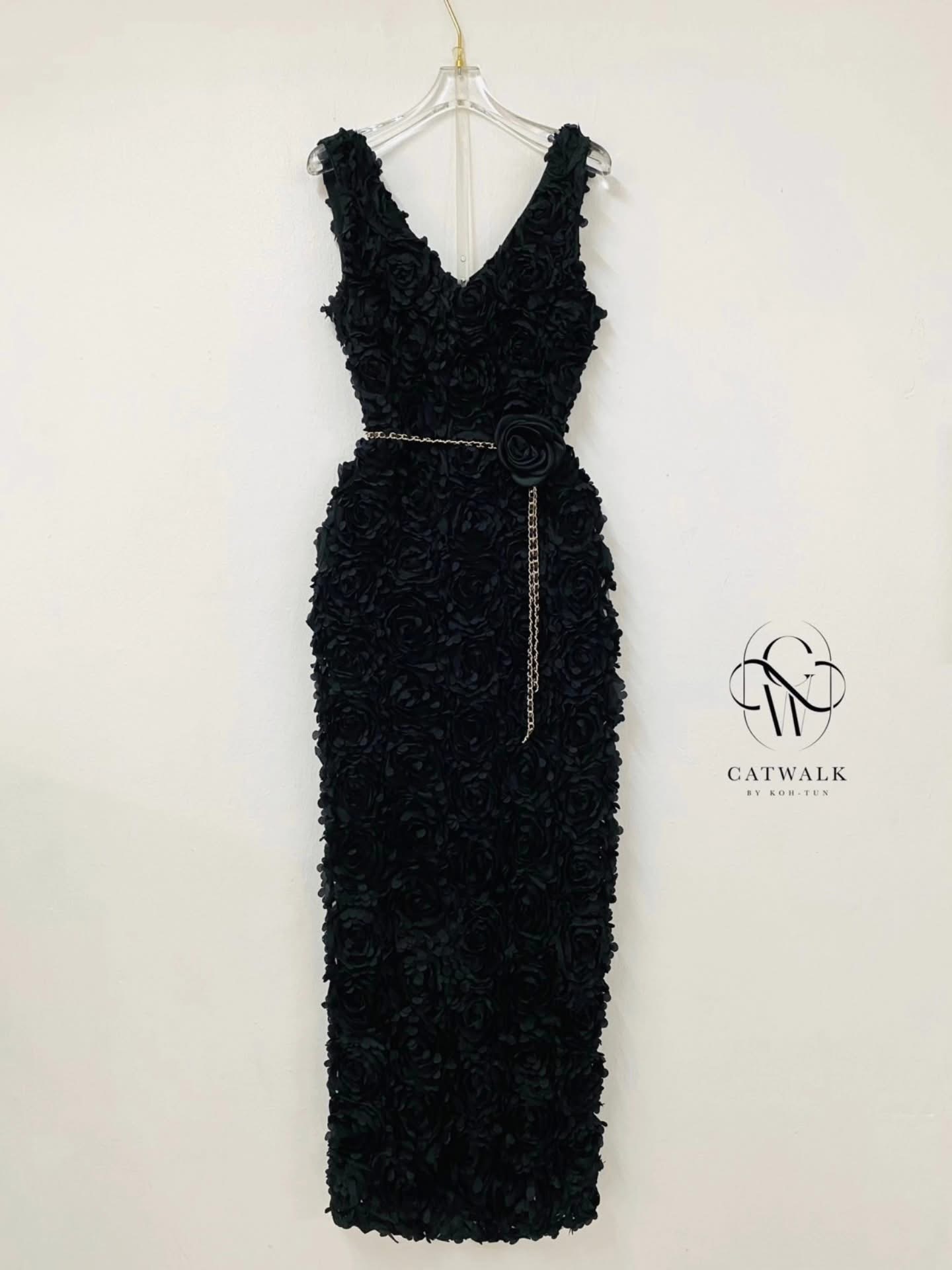 แม็กซี่เดรสผ้าดอกกุหลาบ+เข็มขัดโซ่แต่งเข็มกลัดดอกไม้ ตัวชุดเป็นทรงเข้ารูป แขนกุด คอวี เนื้อผ้าเกรดเอผ้านุ่ม ใส่สบาย : สินค้าคุณภาพ (พร้อมส่ง)