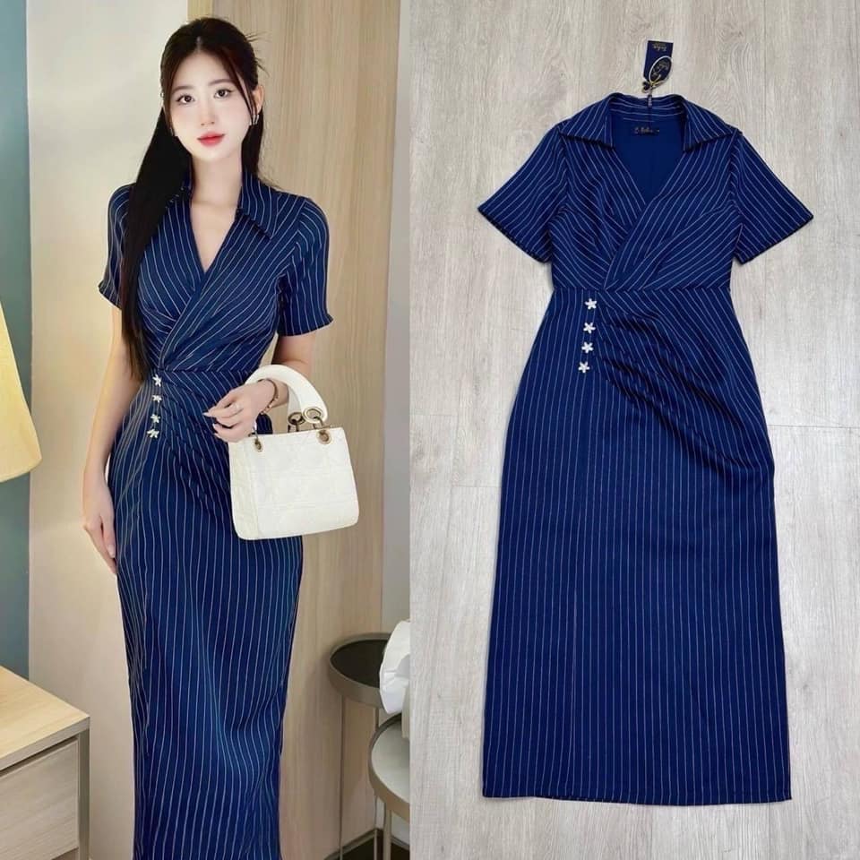 เดรสยาวสีกรมลายริ้วเล็กสีขาว แต่งคอปกดีเทลป้ายช่วงเอวเย็บย่นและเย็บติดอะไหล่ดอกไม้เพชร ( มีซิปข้างอย่างดี )กระโปรงทรงตรงยาวเข้ารูป ใส่สบาย : สินค้าคุณภาพ (พร้อมส่ง)