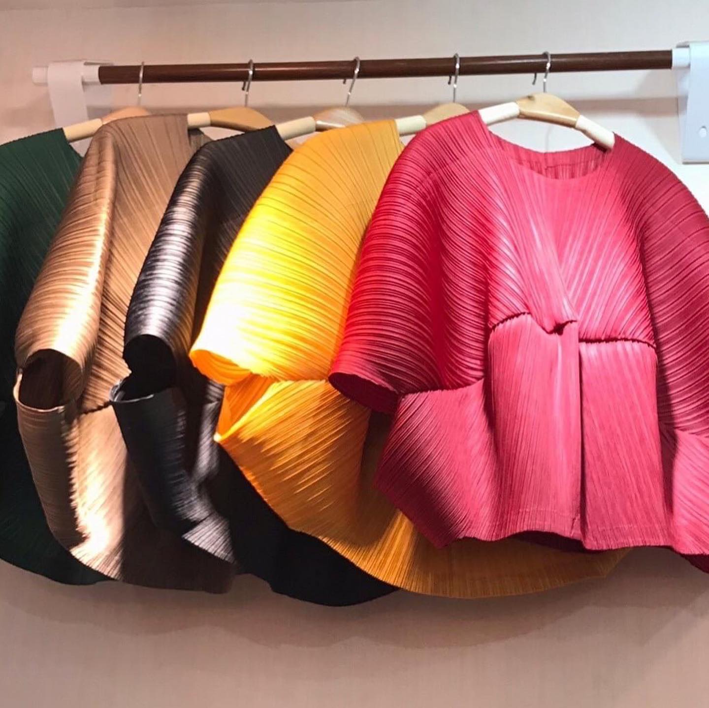 เสื้ออัดพลีทอย่างดี แบบงานแบรนด์ ดีไซด์ไหล่สโลป เย็บกลางลำตัว เป็นทรงวงกลม : สินค้าคุณภาพ (พร้อมส่ง)