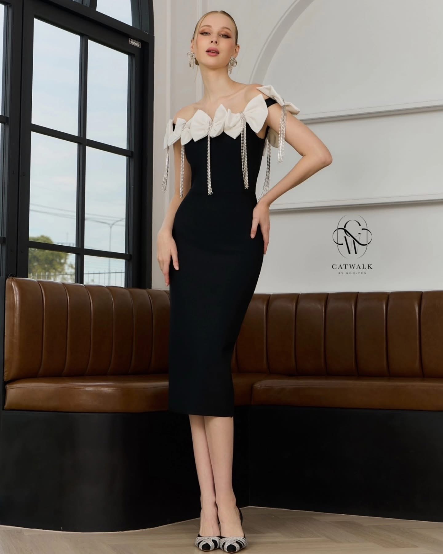 เดรสแต่งโบว์+สร้อยเพชร ตัวชุดเป็นผ้ายืดเนื้อหนาเก็บทรงสวย เพิ่มความหรูหราด้วยโบว์รอบไหล่ แต่งด้วยสร้อยเพชรตรงกลางโบว์ย้อยระย้าสวยมาก ใส่สบาย : สินค้าคุณภาพ (พร้อมส่ง)