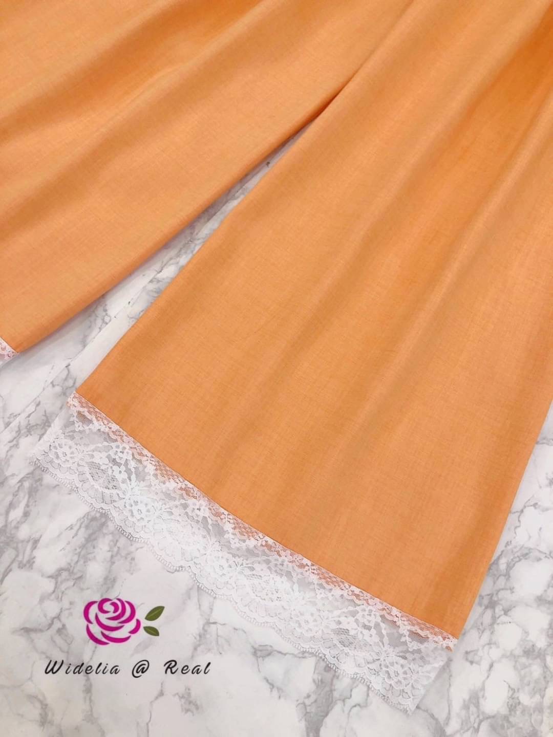 Set ::: เสื้อสายเดี่ยวตัวสั้นทรงเก๋ โฮ่งมากสำหรับเซ็ทนี้ ตัวเสื้อน่ารักเซ็กซี่กรุบ มีกิมมิคแต่งผ้าลูกไม้เล็กๆรอบตัวสวยฉ่ำ ด้าน ข้างแต่งซิป มาเข้าชุดกับกางเกงเอวสูง ทรง ตรงขากระบอก ปลายขาแต่งผ้าลูกไม้ : สินค้าคุณภาพ (พร้อมส่ง)