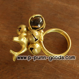 แหวนทองเหลือง หินไทเกอร์อาย จี้โลมาน้อยสีทอง