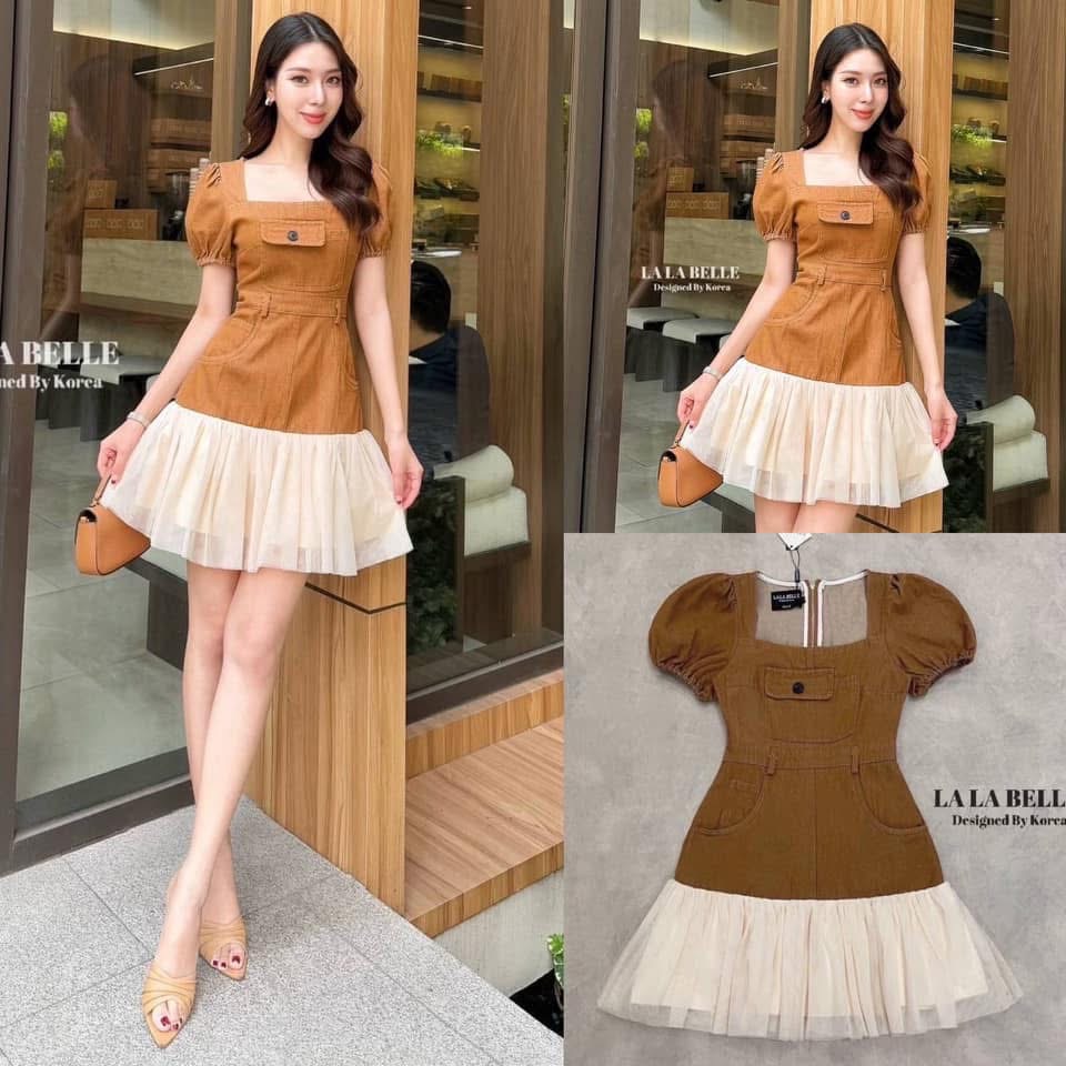 มินิเดรสยีนส์ฟอกคอเหลี่ยมแขนตุ๊กตาหน้าอกแต่งกระเป๋าเอวเข้ารูปกระโปรงมีกระเป๋าชายกระโปรงแต่งระบาย ใส่สบาย : สินค้าคุณภาพ (พร้อมส่ง)