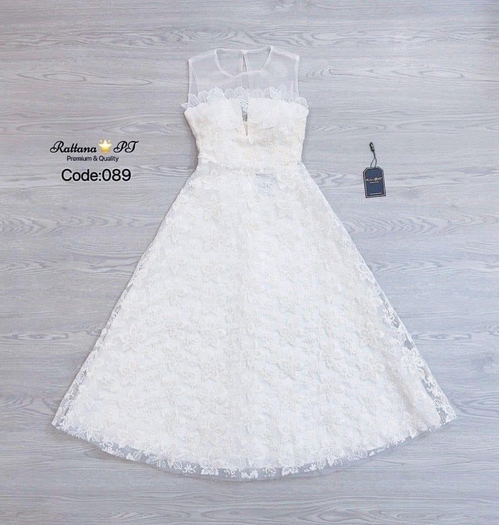 ชุดเดรสยาวลูกไม้ทั้งชุด ทรงสวยมาก สวยหรูดูดี แต่ซีทรูช่วงหน้าอกและแต่งดอกไม้ หน้าอกมีฟองน้ำ ชุดมีซับในอย่างดี ใส่สบาย : สินค้าคุณภาพ (พร้อมส่ง)