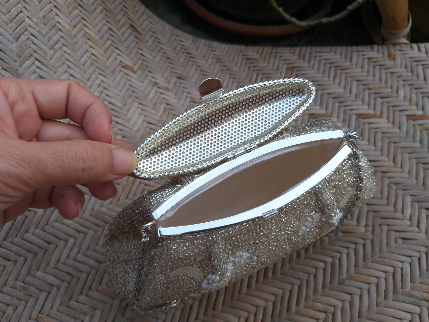 กระเป๋าออกงาน ปักเลื่อม แถมกระจก CC (ของใหม่)