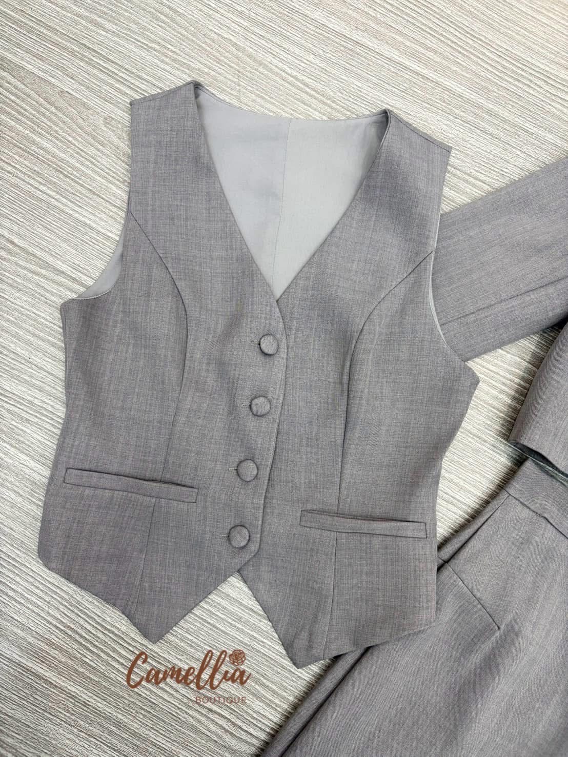 ชุดSet 3 ชิ้นสุดคุ้ม เสื้อกั๊กกระดุมหน้าสีครีมสุดละมุน มาพร้อมเสื้อ𝙱𝚕𝚊𝚣𝚎𝚛 แขนยาวผ้าเดียวกันทั้งชุด แมทชกับกระโปรงยาวทรงสอบใส่แล้วสวยหุ่นดี ใส่สบาย : สินค้าคุณภาพ (พร้อมส่ง)