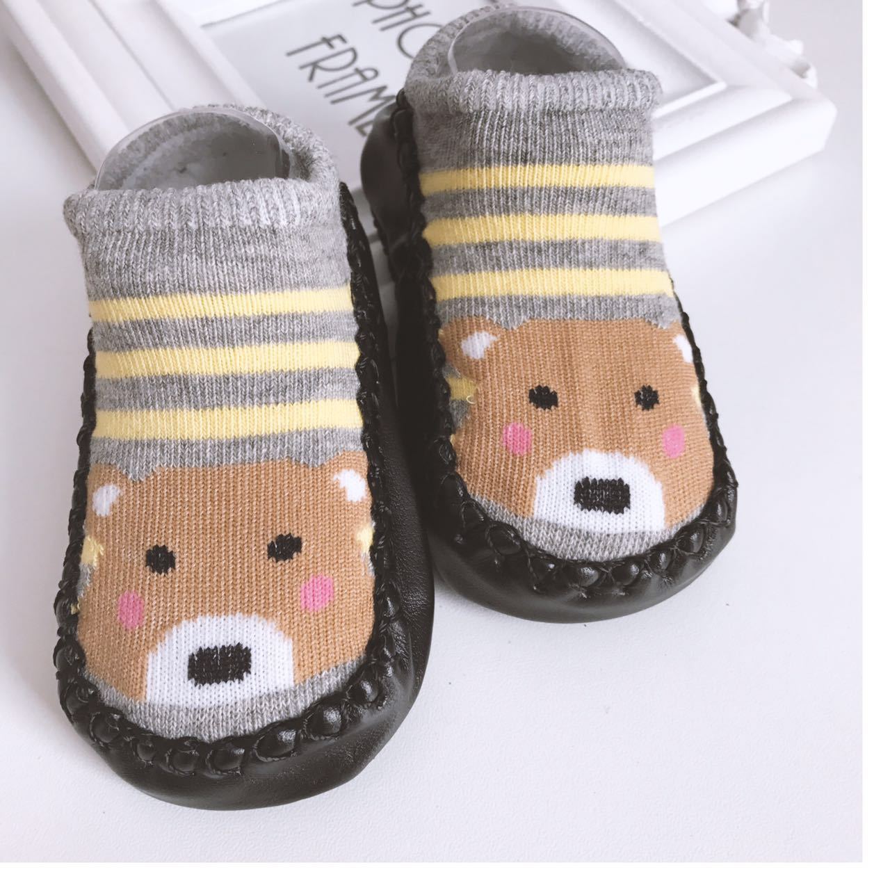 ถุงเท้ารองเท้า มีกันลื่น เนื้อผ้านุ่มนิ่ม สำหรับเด็กวัย 6-24 เดือน ลายการ์ตูนน่ารัก มีให้เลือกเยอะ