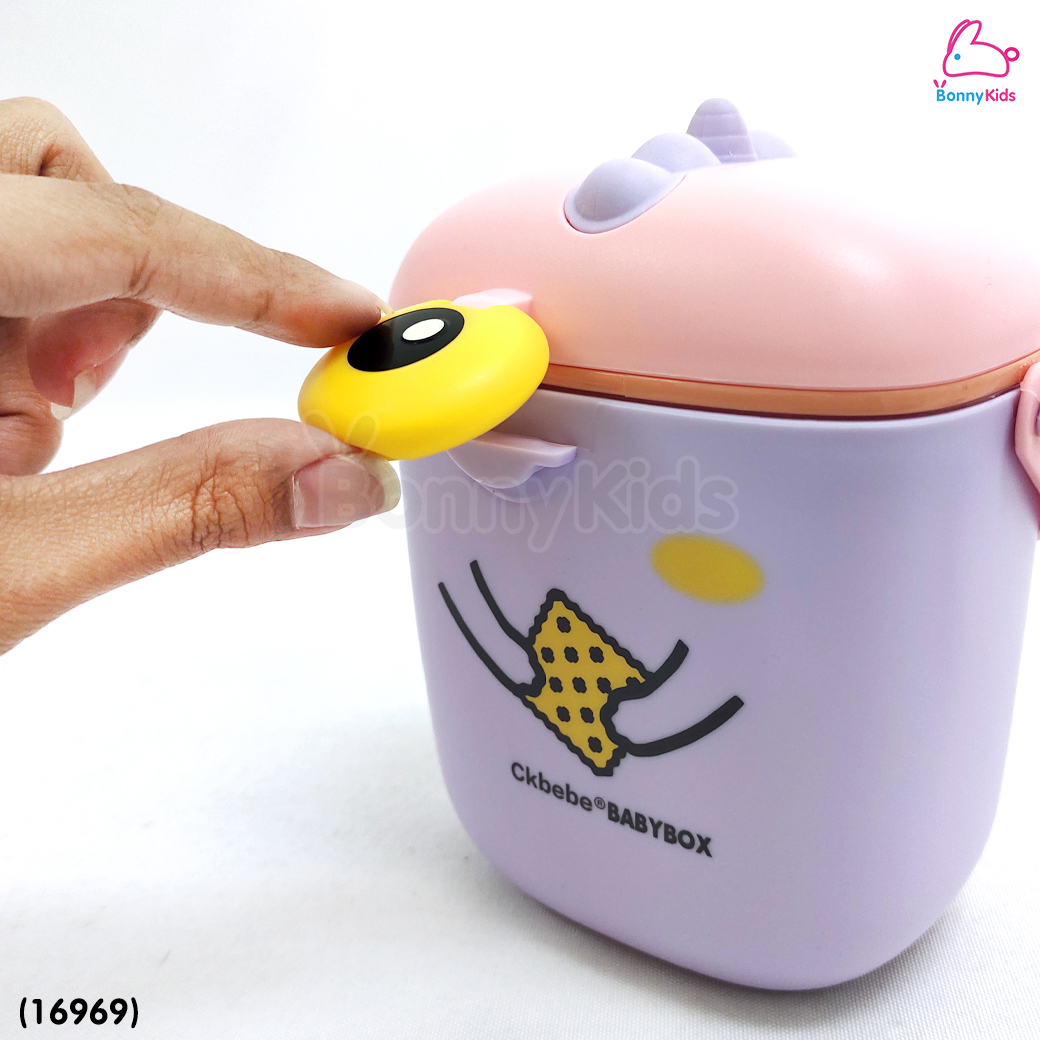 (16969) Tres-G (เตรสจี) กระปุกเก็บนมผง ฝาล็อคสูญญากาศ พร้อมชั้นวางช้อนตักและที่ปาดนมผง แถมสายสะพาย (ขนาดบรรจุ 800ml.)