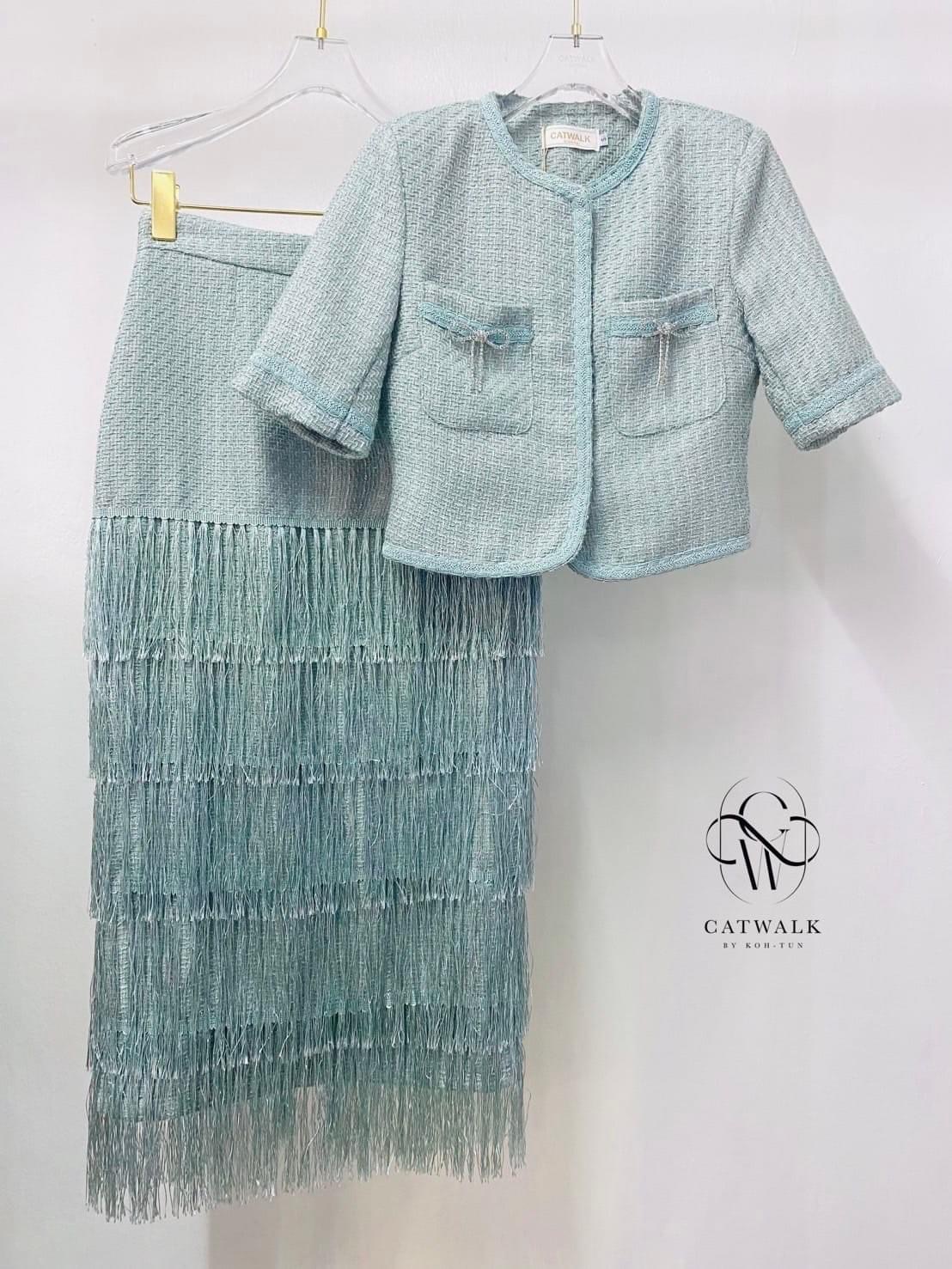 เซตเสื้อผ้าทวิต+กระโปรงแต่งพู่ เนื้อผ้าทวิตเกรดเอ ตัวเสื้อเป็นทรงกึ่งเข้ารูป แขนสั้น มีเข็มกลัดโบว์เพ็ชรแต่งที่กระเป๋าน่ารักมาก มาคู่กับกระโปรงทรงสอบยาว ใส่สบาย : สินค้าคุณภาพ (พร้อมส่ง)