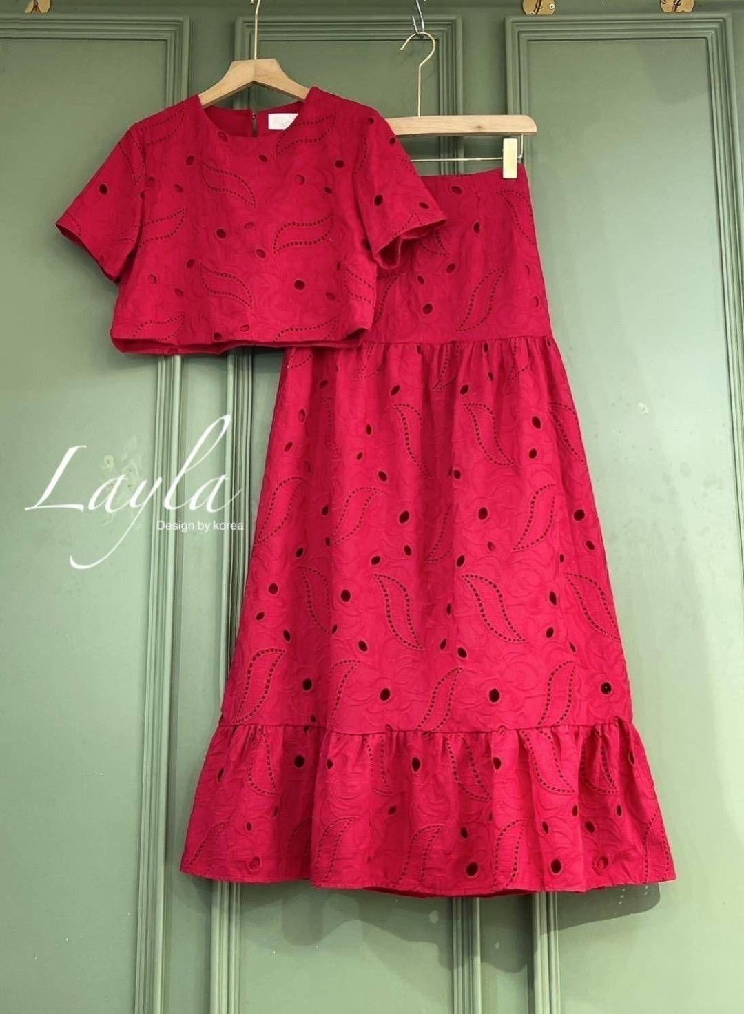 ชุดกี่เพ้า เสื้อลูกไม้เสื้อครอปแมทกับกระโปรงเอวสูงยาว ฉลุลายสวยปักแน่นๆ เสื้อมีซับในตัวนะคะ ใส่สบาย : สินค้าคุณภาพ (พร้อมส่ง)