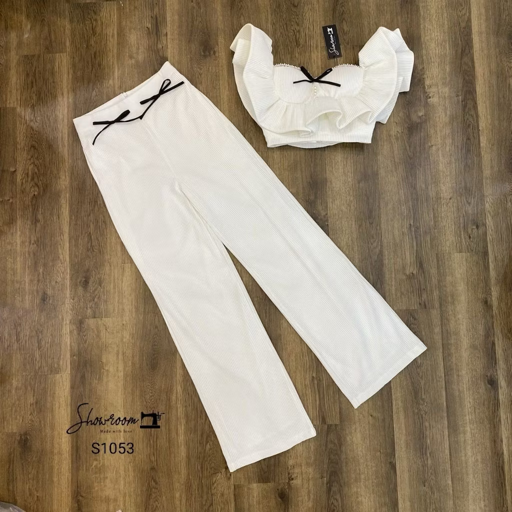 เซ็ตเสื้อดีไซน์สวย ประดับมุก แต่งระบายเหมือนปีก ผีเสื้อ ซิปหลัง มาพร้อมกางเกงขายาวเข้าเซ็ต และ เข็มกลัดโบว์สีดำใส่เก๋ๆ ใส่สบาย : สินค้าคุณภาพ (พร้อมส่ง)