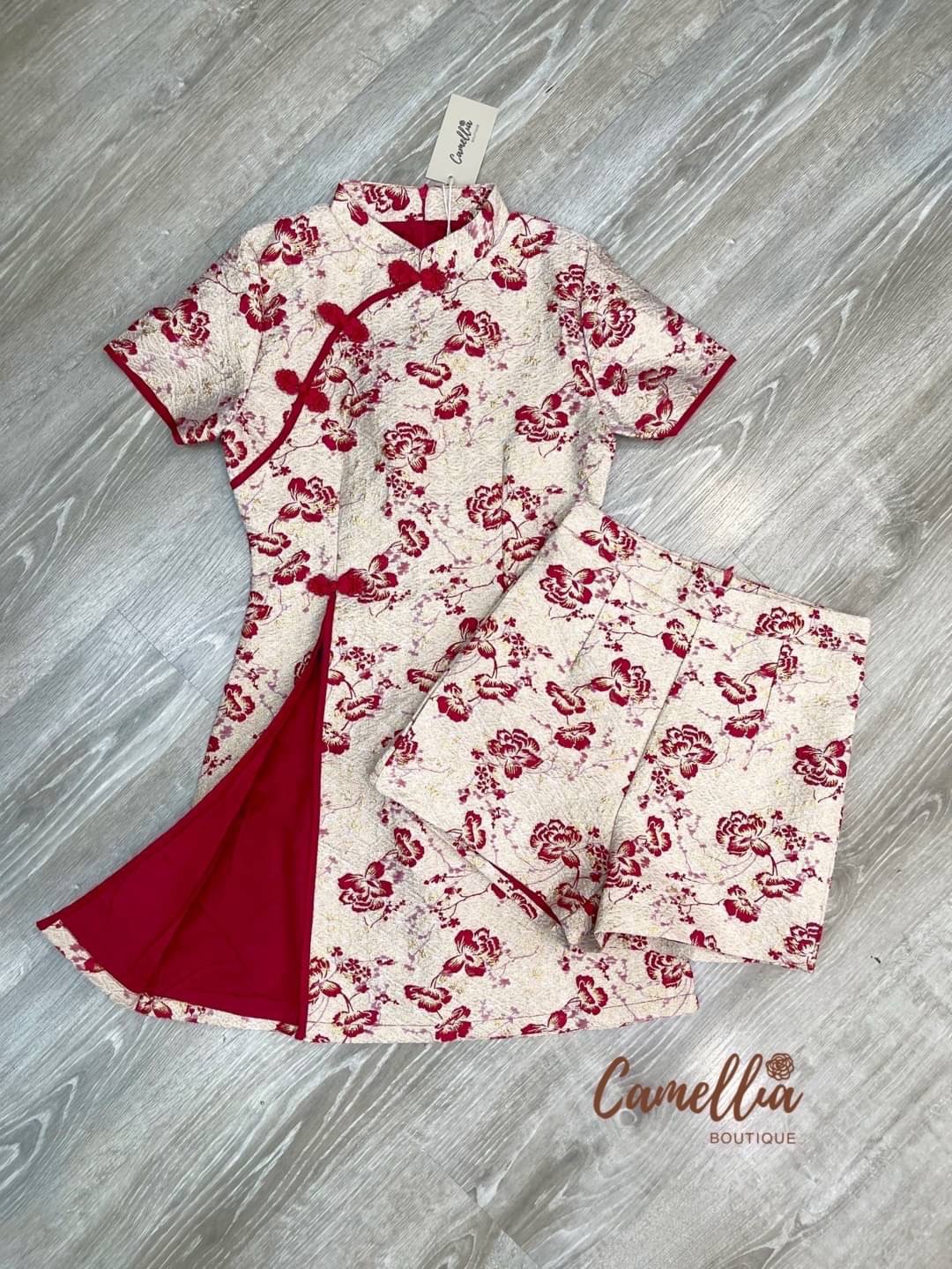 ชุดSet เสื้อกี่เพ้าผ้าทอลายดอกโทนสีแดงทอง แต่งกระดุมสีแดงสวยลงตัวมากคะ + กางเกงขาสั้นลายเข้ากับชุด ใส่สบาย : สินค้าคุณภาพ (พร้อมส่ง)