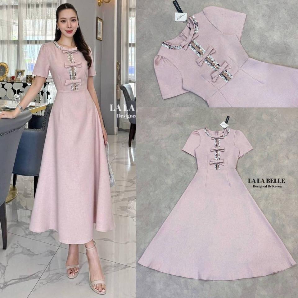 เดรสทรงเจ้าหญิงตัดเย็บด้วยผ้าลินินอัดกาวผ้ามีน้ำหนักทิ้งตัวสวยคอกลมแขนสั้นยกช่วงไหล่จับจีบเอวเข้ารูปกระโปรงบานช่วงตัวเสื้อแต่งปักเลื่อมตรงกลางแต่งเป็นผ้าซีทูสีเนื้อพร้อมแต่งโบว์มีซับในอย่างดี ใส่สบาย : สินค้าคุณภาพ (พร้อมส่ง)