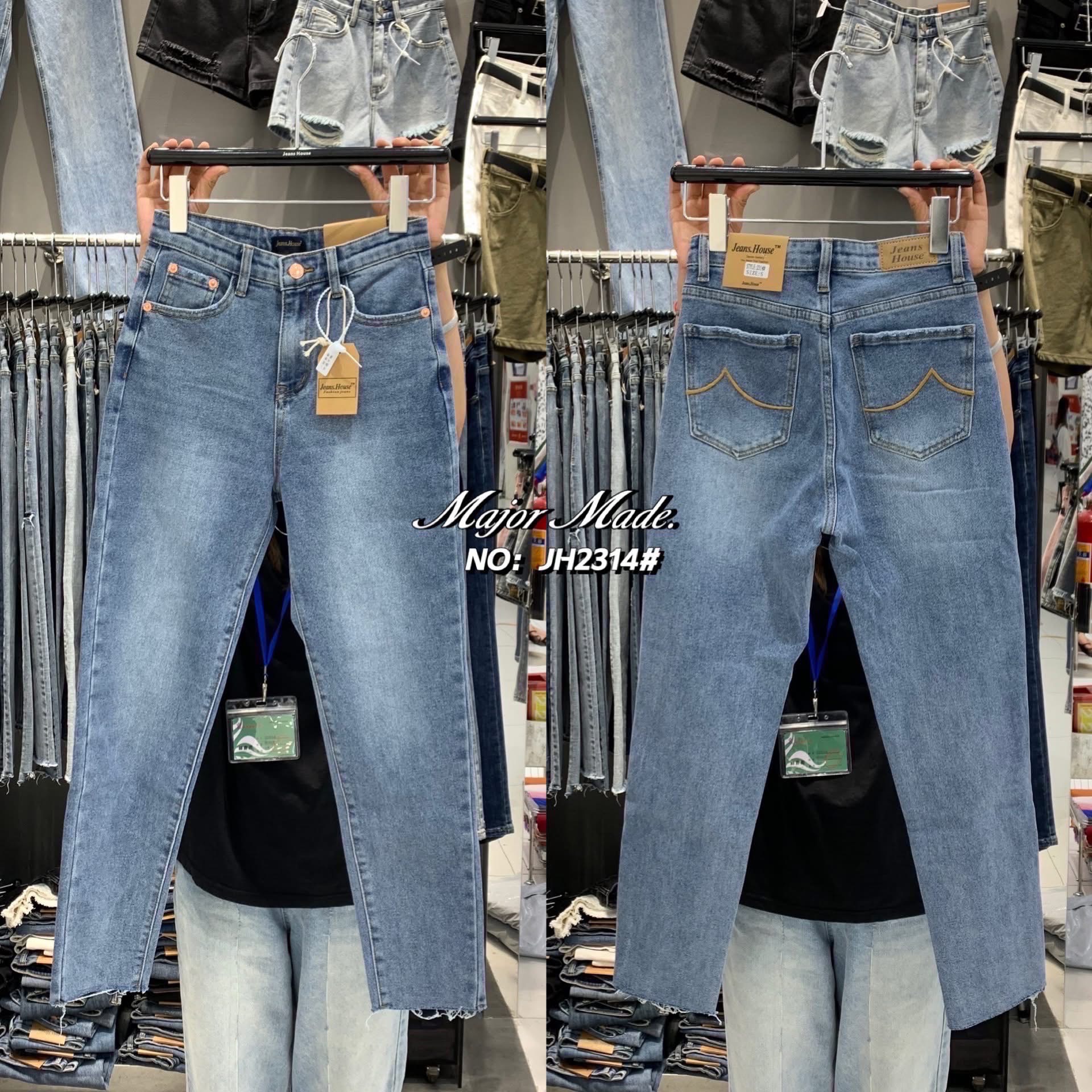 กางเกงยีนส์ทรงboyfriend （เป็นเนื้อยีนส์ยืดนะคะ) ผ้าสวยมาก หนานิ่มใส่สบายสุดๆ เอวสูงงงง ช่วงกระเป๋าหลังปักลูกเล่น2ข้างเก๋ๆ ใส่สบาย : สินค้าคุณภาพ (พร้อมส่ง)