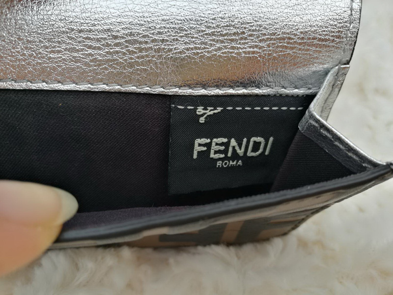 กระเป๋าสตางค์ FENDI MICRO F IS FENDI TRIFOLD WALLET
