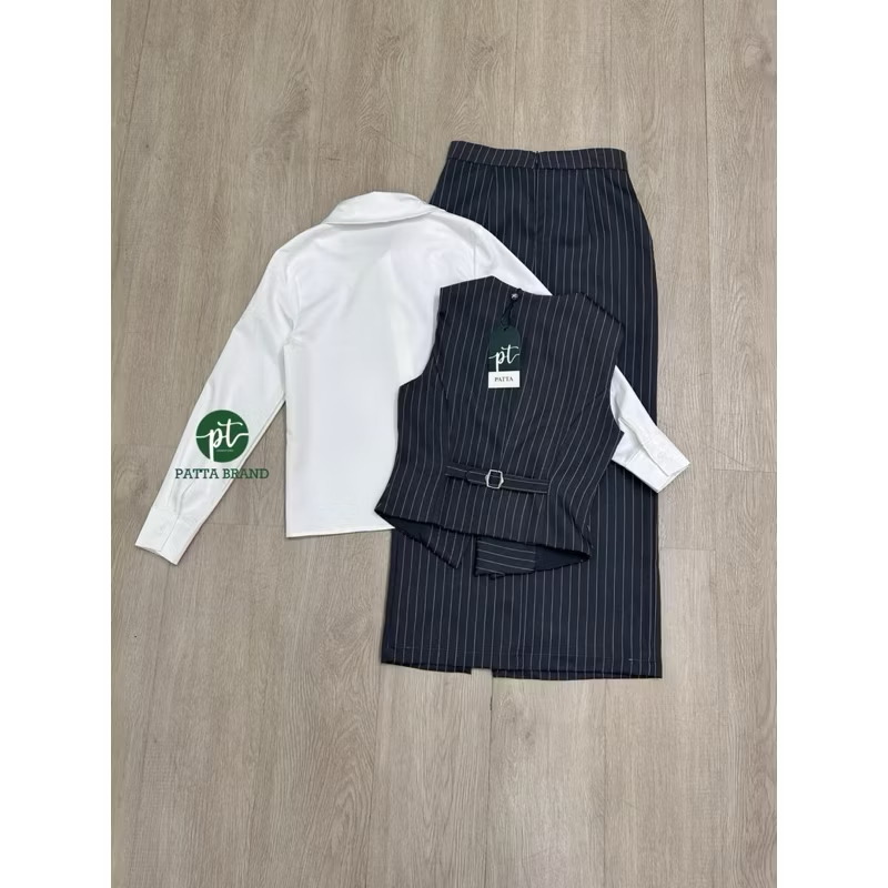 Set 3ชิ้ เสื้อกั๊กคอวีแขนกุดดีไซน์เฉียงเย็บ2ชั้นแต่งกระดุมหน้าใช้งานได้จริง ด้านหลังแต่งเข็มขัดปรับเข้ารูปให้ทรง มาคู่กับเสื้อเชิ้ตตัวในสีขาวมีกระดุมหน้า ดีไซน์เก๋ มาพร้อมกับกระโปรงยาวทรงตรงทรงสอบ ใส่สบาย : สินค้าคุณภาพ (พร้อมส่ง)