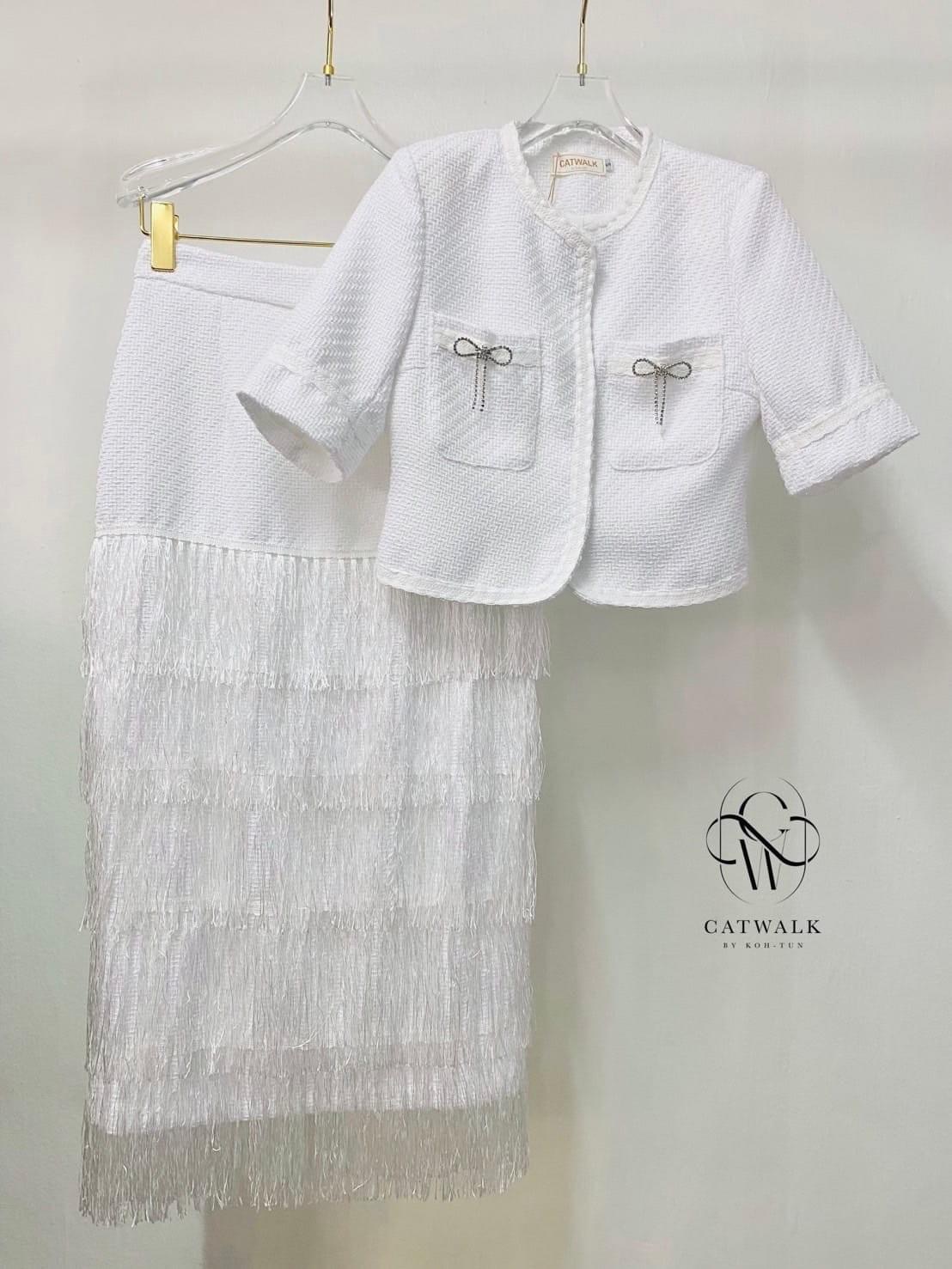 เซตเสื้อผ้าทวิต+กระโปรงแต่งพู่ เนื้อผ้าทวิตเกรดเอ ตัวเสื้อเป็นทรงกึ่งเข้ารูป แขนสั้น มีเข็มกลัดโบว์เพ็ชรแต่งที่กระเป๋าน่ารักมาก มาคู่กับกระโปรงทรงสอบยาว ใส่สบาย : สินค้าคุณภาพ (พร้อมส่ง)