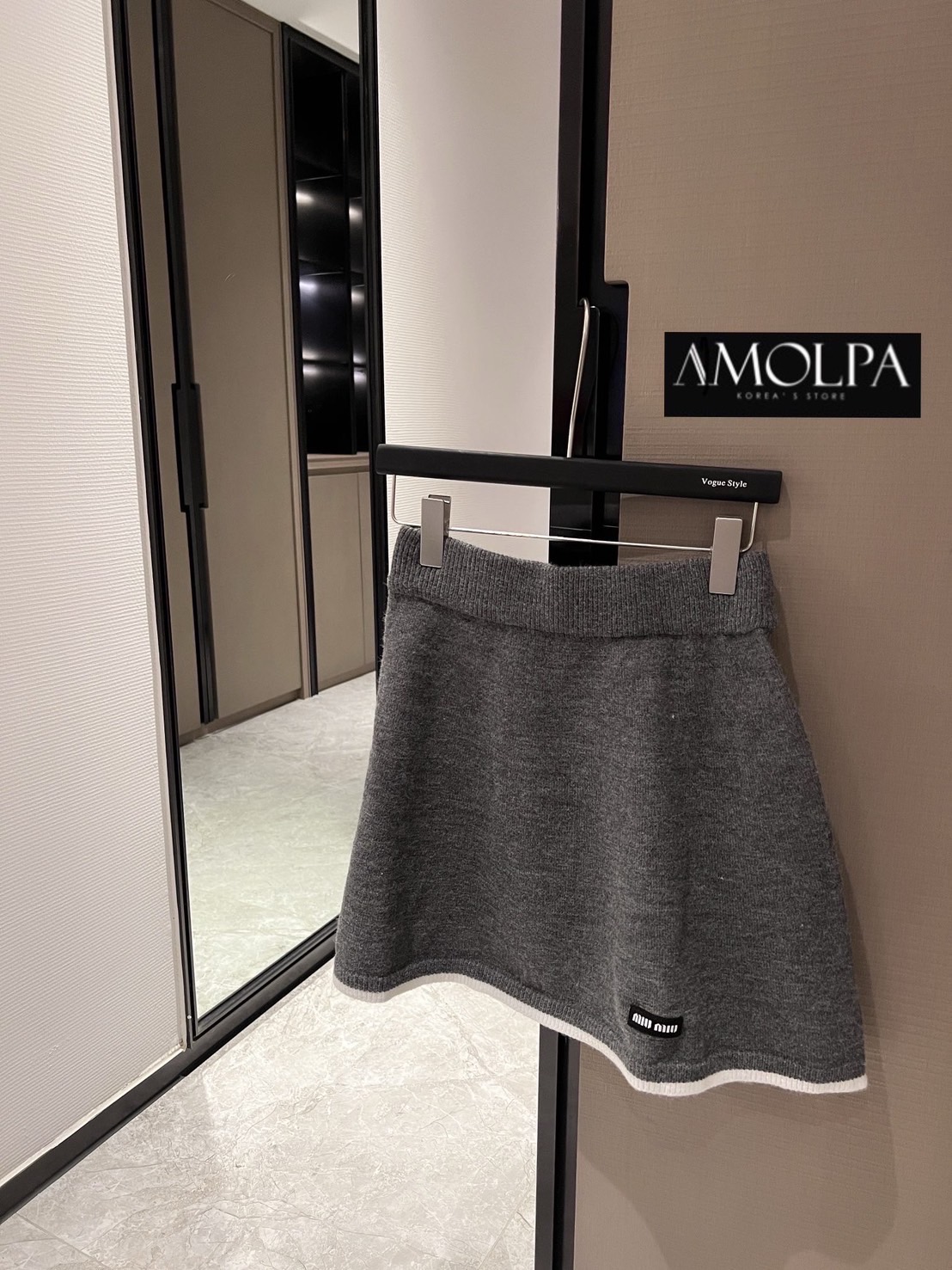 SET 3 PCS SKIRT MIU MIU KNIT งาน HIEND – TOP GRADE เสื้อคลุม+เสื้อแขนสั้น+กระโปรง งานส๊วยยม๊าก เนื้อไหมพรมแน่นสุดๆ ผ้าเกรดขั้นเทพ สวยสุดๆ ใส่สบาย : สินค้าคุณภาพ (พร้อมส่ง)