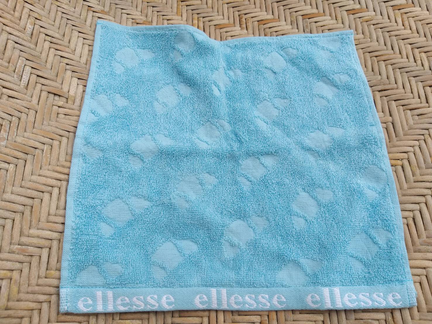 ผ้าขนหนูเช็ดหน้า ellesse มี 3 แบบ