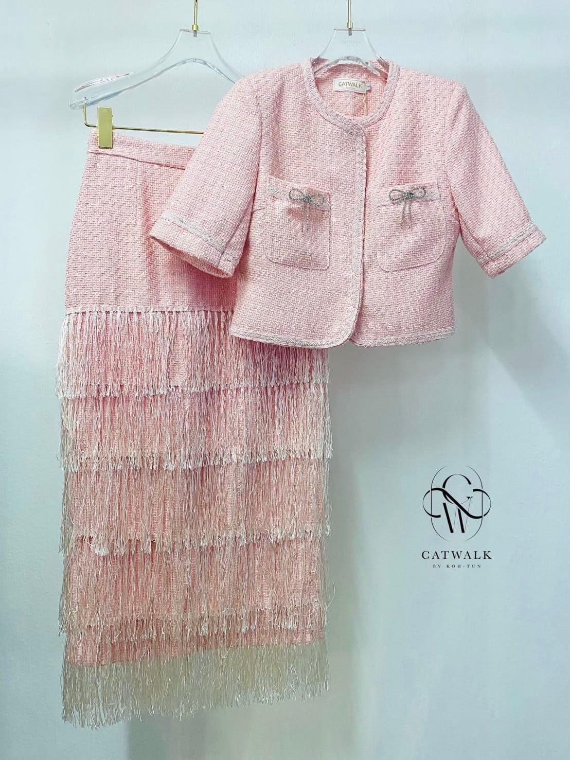 เซตเสื้อผ้าทวิต+กระโปรงแต่งพู่ เนื้อผ้าทวิตเกรดเอ ตัวเสื้อเป็นทรงกึ่งเข้ารูป แขนสั้น มีเข็มกลัดโบว์เพ็ชรแต่งที่กระเป๋าน่ารักมาก มาคู่กับกระโปรงทรงสอบยาว ใส่สบาย : สินค้าคุณภาพ (พร้อมส่ง)