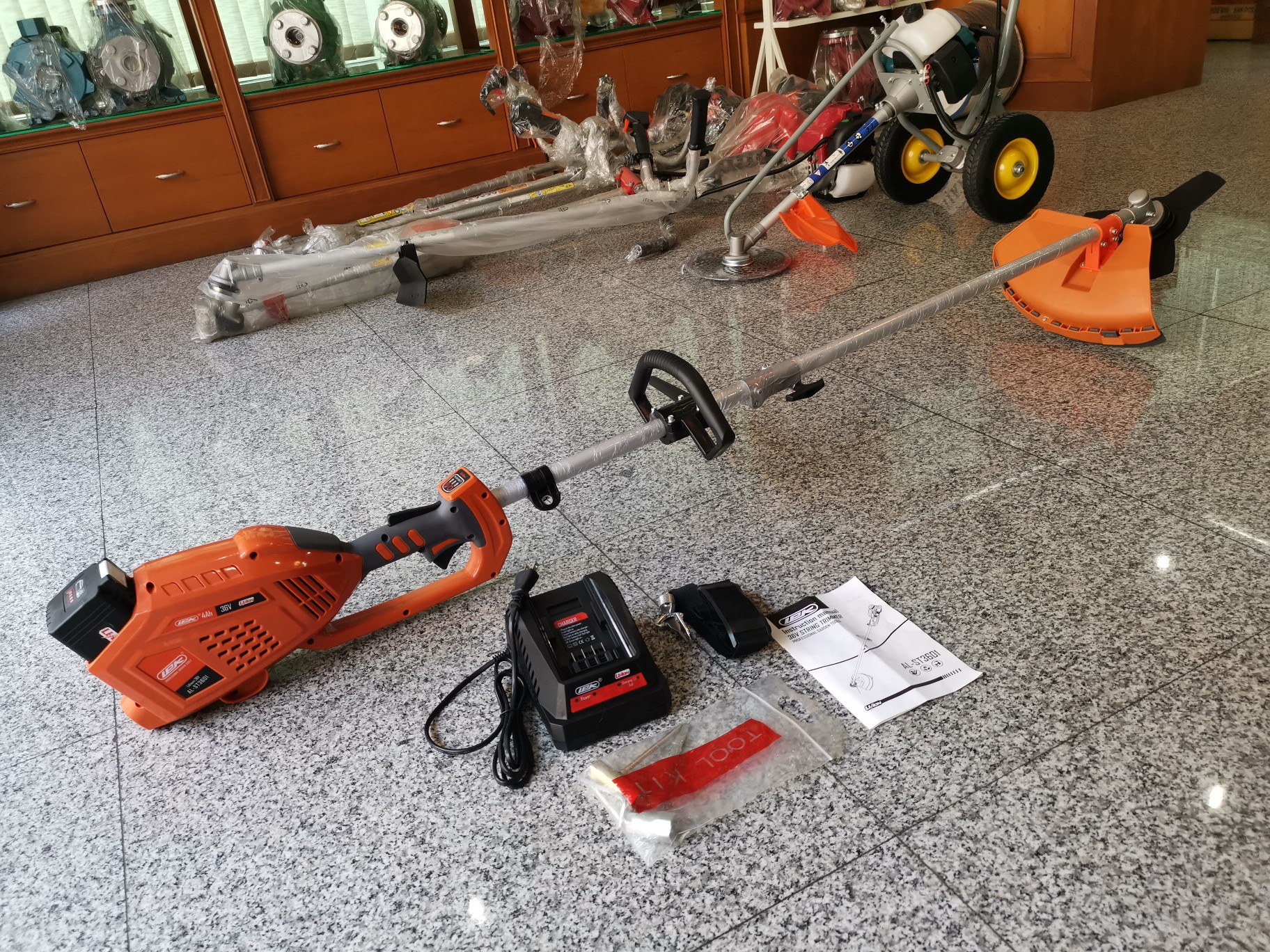 เครื่องตัดหญ้าแบตเตอรี่ลิเธียม GT3601 น้ำหนักเบา Lithium battery brush cutter