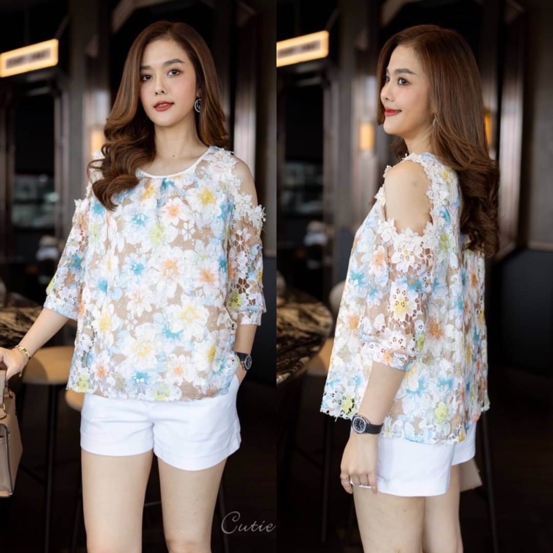 เสื้อผ้าลูกไม้เนื้อหนาเกรดพรีเมี่ยม พิมพ์ลาย ดอกดีเทลเว้าหัวไหล่แต่งดอกไม้3มิติรอบๆ เสื้อน่ารักมากค่ะ มีซับในทั้งตัว ใส่สบาย : สินค้าคุณภาพ (พร้อมส่ง)