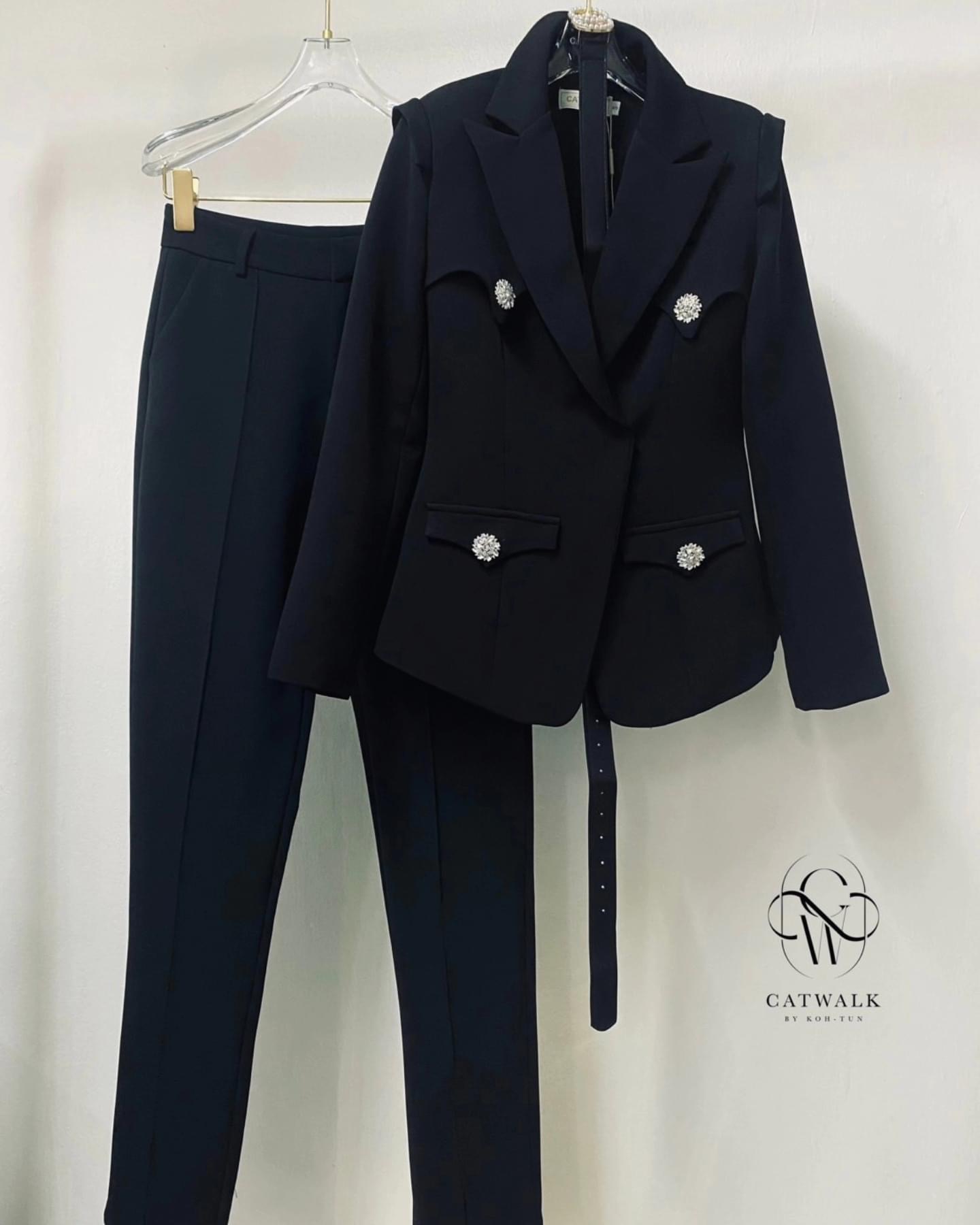 เซต BLAZER กระดุมเพชรเนื้อผ้าเกรดเอ ตัวBLAZER เป็นทรง เข้ารูปแต่งกระดุมแต่งเพชรสีเงิน มีเข็มขัดช่วย ให้ทรงเข้ารูป หัวเข็มขัดแต่งด้วยมุกดูหรูหรา สุดๆ มาคู่กับกางเกงเอวสูงทรงขากระบอกเล็ก ใส่สบาย : สินค้าคุณภาพ (พร้อมส่ง)