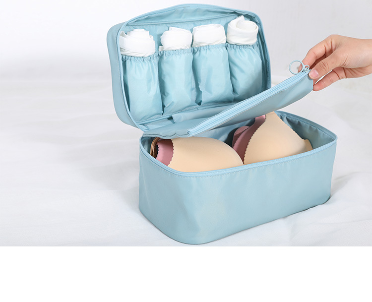 กระเป๋าใส่ชุดชั้นใน กางเกงชั้นใน มีกระเป๋าแยกเก็บ ผลิตจากโพลีเอสเตอร์กันน้ำ มีให้เลือก 9 ลาย