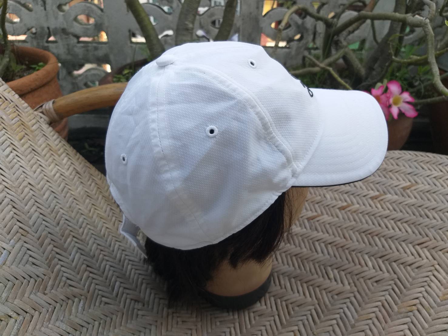 หมวกแก๊ป adidas สีขาว