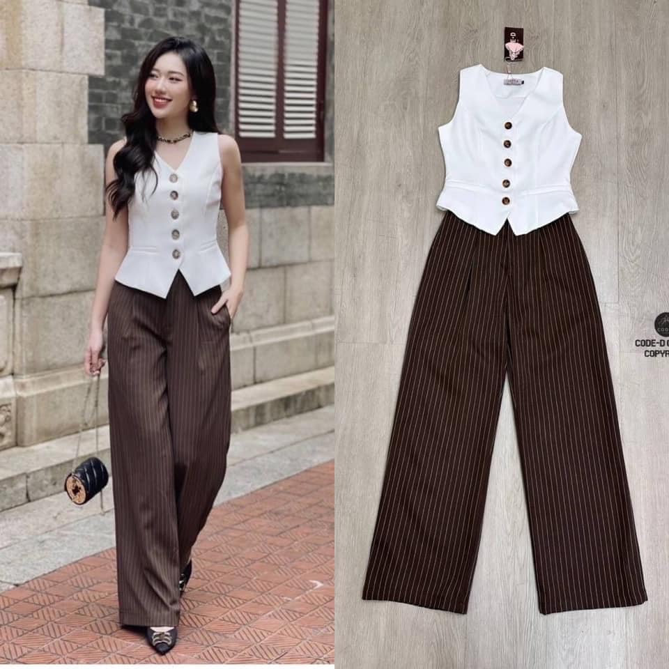 เซต2ชิ้น เสื้อแขนกุดสีขาว มีกระดุมหน้าลายงาใช้งานได้จริง ทรงสวย แต่งกระเป๋าหลอกเก๋ๆ มาคู่กับกางเกงขายาวสีน้ำตาลลายทาง ใส่สบาย สินค้าคุณภาพ (พร้อมส่ง)