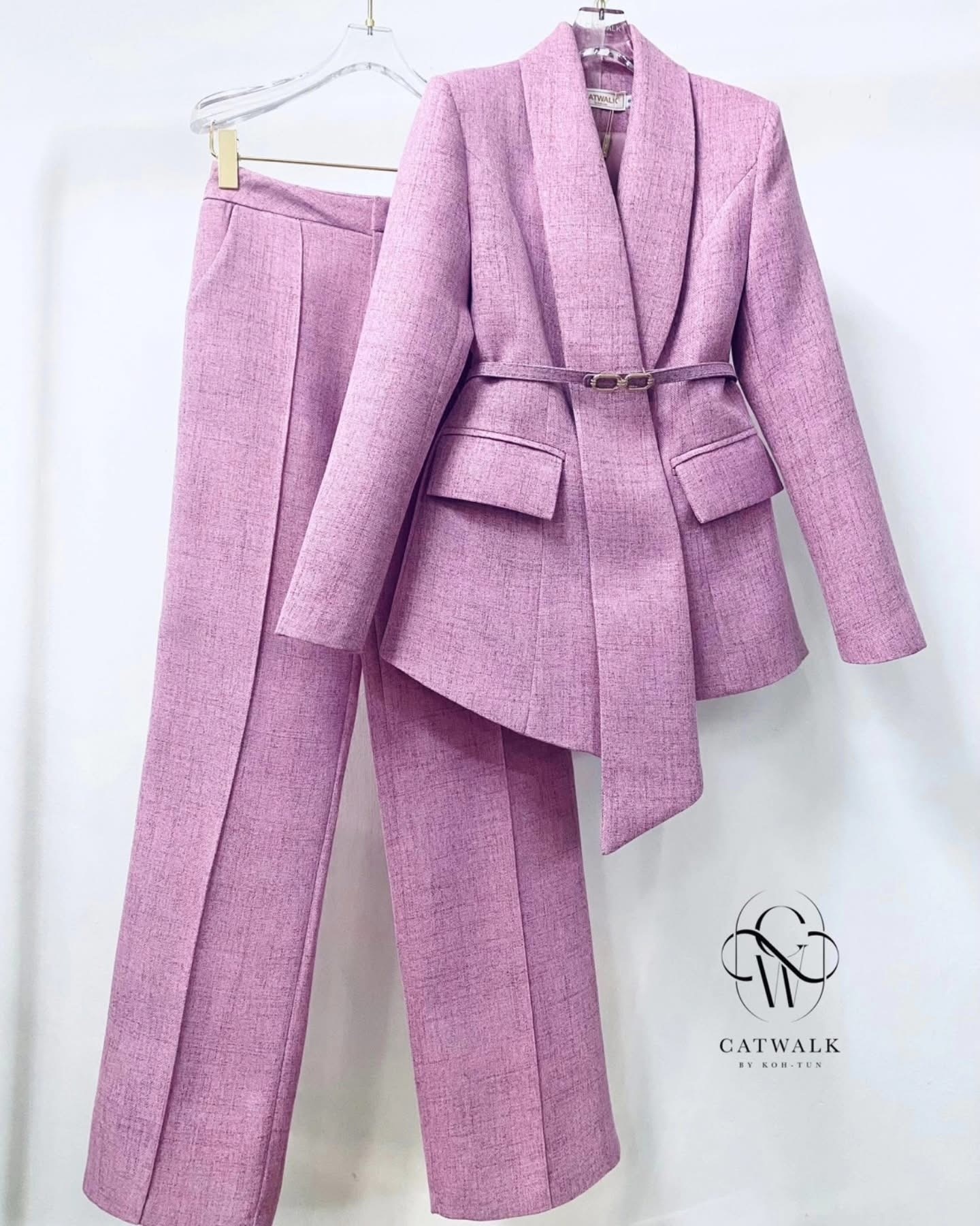 Set BLAZER เกรดพรีเมี่ยม เนื้อผ้าเกรดเอ ผ้าสั่งทอลายในตัว สวย ดูคลาสสิกมาก ตัวBLAZER เป็นทรงเข้ารูป ช่วงปกดีไซน์ออกมาดูเก๋สุดๆ มีเข็มขัดหัวทองคาด+กางเกงทรงขากระบอก ใส่สบาย : สินค้าคุณภาพ(พร้อมส่ง)