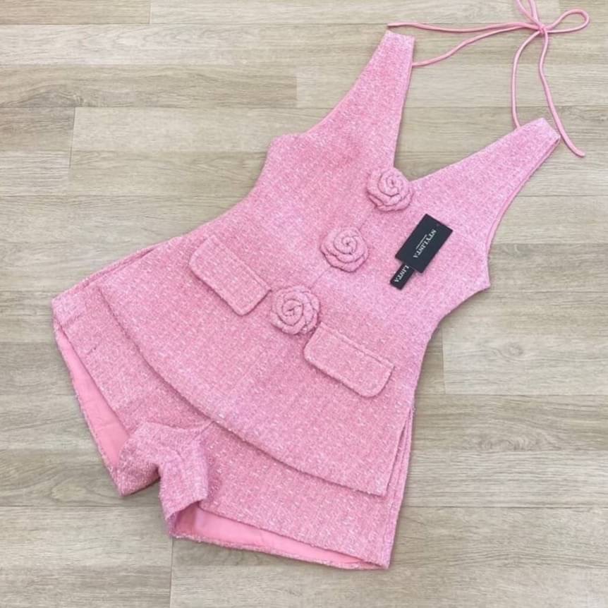 เซตเสื้อผ้าทวิต แขนกุด ทรงพอดีตัว เเต่งดอกไม้ด้านหน้า มาพร้อมกางเกงขาสั้นเข้าชุด ใส่สวยเรียบหรูดูดีมากๆ ใส่สวยมาก ใส่สบาย : สินค้าคุณภาพ (พร้อมส่ง) สำเนา