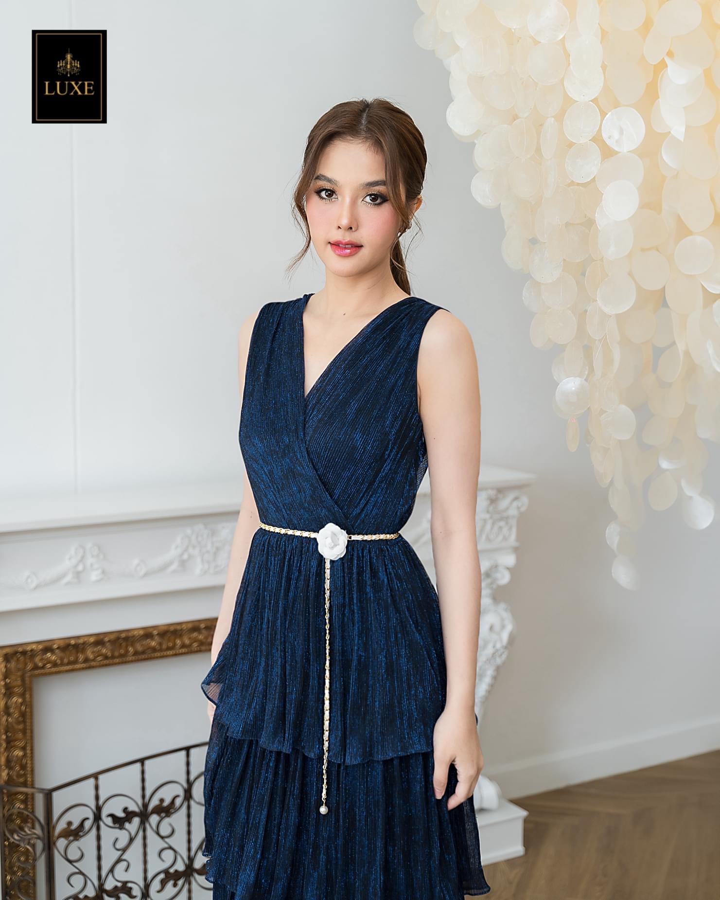 แม็กซี่เดรสคอวีป้ายแขนกุด มาพร้อม เสื้อคลุมติดกระดุมเปิดได้ กระโปรงบานจีบรูด ระบาย4ชั้น มาพร้อมโบว์สำหรับผูกเอว ทำจาก ผ้าราเม่ผสมดิ้นเมทัลลิค เนื้อนุ่มยืดหยุ่น มีซิป ซ่อนและซับในเต็มตัว ใส่สบาย : สินค้าคุณภาพ (พร้อมส่ง)