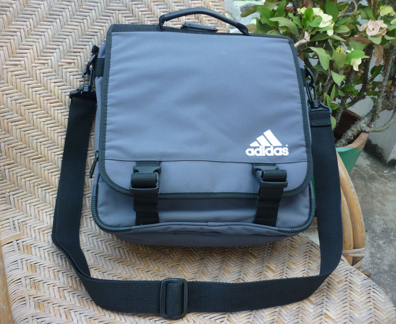 กระเป๋ากันน้ำ 3 ways adidas ACE ของแท้ ใหม่กิ๊กๆ เลยใบนี้ สวยน่าใช้มาก